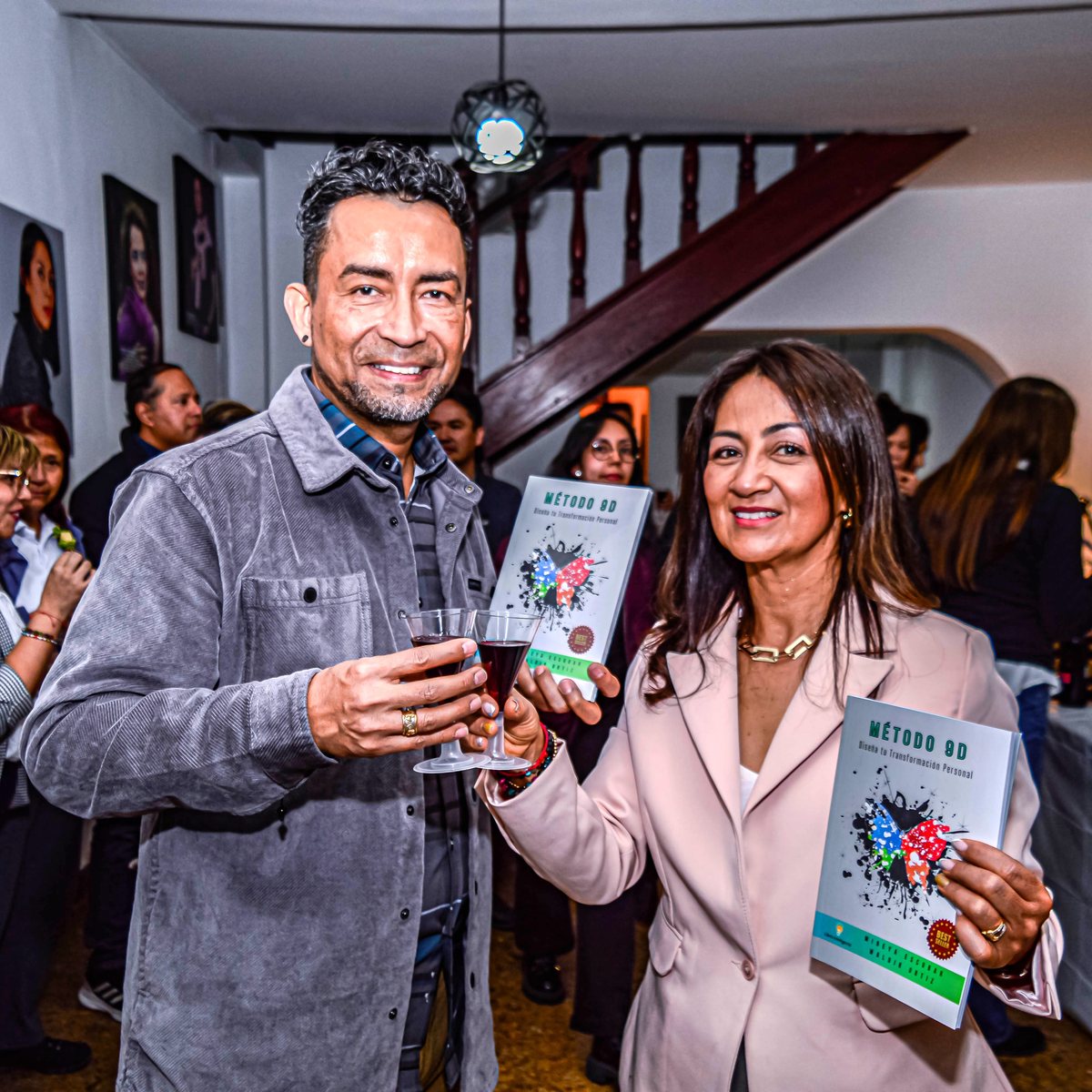 Waldir Ortiz y Mireya Escobar brindan con el libro en la mano